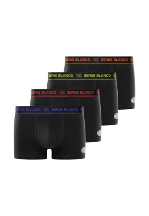 Quatre boxers pour hommes noirs avec des ceintures colorées en orange, vert, rouge et bleu, chacun avec le texte "SERGE BLANCO 15".