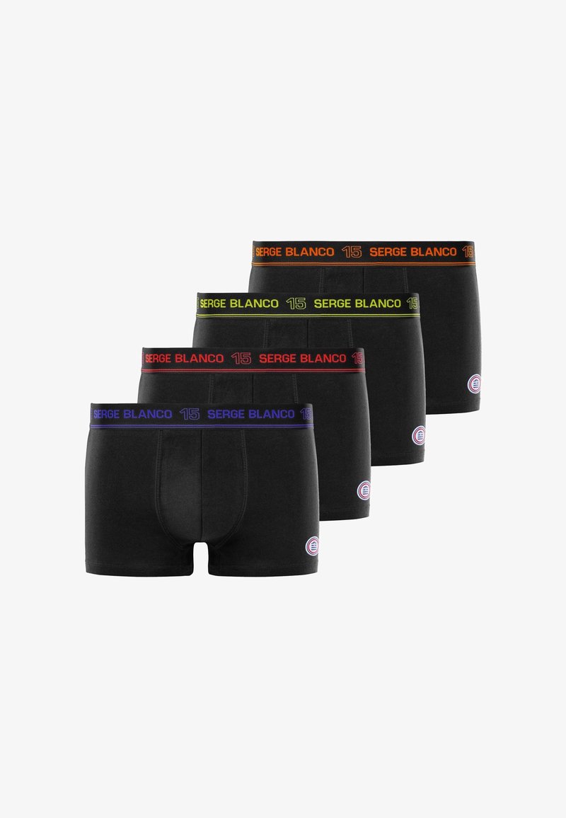 Quatre boxers pour hommes noirs avec des ceintures colorées en orange, vert, rouge et bleu, chacun avec le texte "SERGE BLANCO 15".