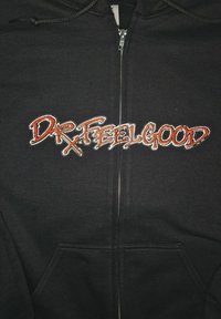 Svart zip-up hettegenser med "DR FEELGOOD" trykt i fete, stiliserte røde og hvite bokstaver over brystet. Myk stoff, frontlommer.