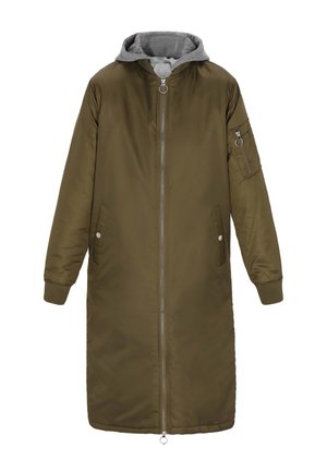 Cappotto lungo verde oliva con foderatura grigia a cappuccio, zip frontale, tasche laterali e polsini a costine; presenta una tasca aggiuntiva per il braccio con zipper.