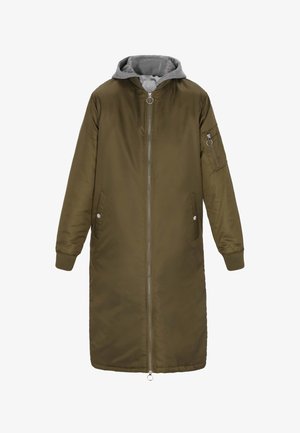 Cappotto lungo verde oliva con foderatura grigia a cappuccio, zip frontale, tasche laterali e polsini a costine; presenta una tasca aggiuntiva per il braccio con zipper.