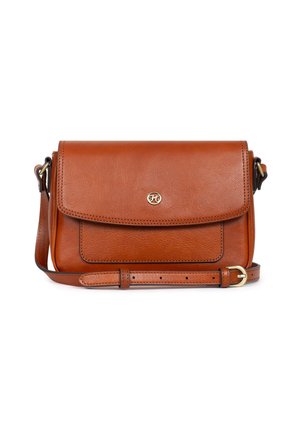 Brązowa skórzana torba na ramię z przednią klapką, regulowanym paskiem i małym, okrągłym złotym logo na środku klapki.