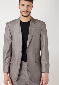 Blazer gris ajustado con un diseño de un solo botón, dos botones y solapas muesca. Fabricado con una tela suave con una textura sutil.