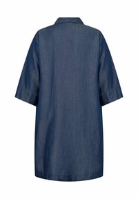 Sötétkék farmering, galléros, rövid ujjú és laza szabású. Nincsenek látható minták vagy fémalkatrészek. A szövet sima tapintású.