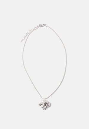 Ασημένιο κολιέ με μια υφασμένη, κόμπου σφραγίδα σε λεπτή αλυσίδα. Η σφραγίδα διαθέτει ραβδωτή λεπτομέρεια και γυαλισμένη φινίρισμα.