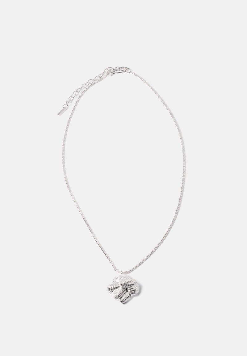 Ασημένιο κολιέ με μια υφασμένη, κόμπου σφραγίδα σε λεπτή αλυσίδα. Η σφραγίδα διαθέτει ραβδωτή λεπτομέρεια και γυαλισμένη φινίρισμα.