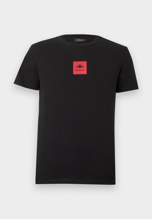 Svart kortermet bomullst-skjorte med en rød firkantet logo og ordet "REPLAY" plassert midt på brystet.