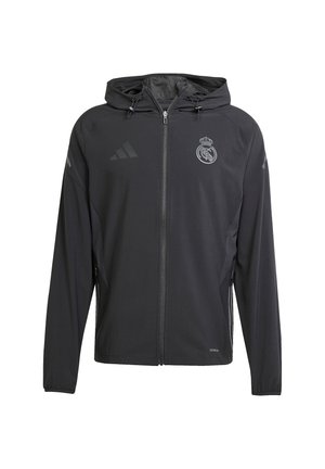 Giacca nera con cappuccio e zip completa, caratterizzata da un logo sul petto, branding sulle spalle e una texture leggera e liscia.