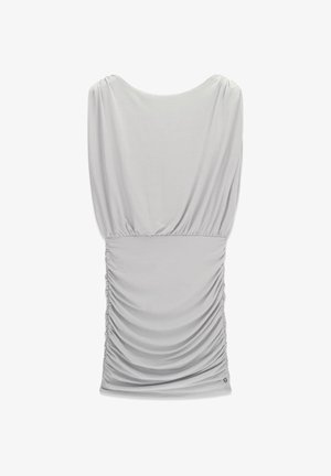 Hellgraues ärmelloses Kleid mit gerafften Details an den Seiten und am Saum, mit lockerem Oberteil und figurbetontem, gerafftem Rock.