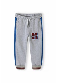 Grijze sweatpants met blauwe zijkanten en rode accenten. Voorzien van een geborduurd "M"-label en een elastische tailleband met trekkoord.