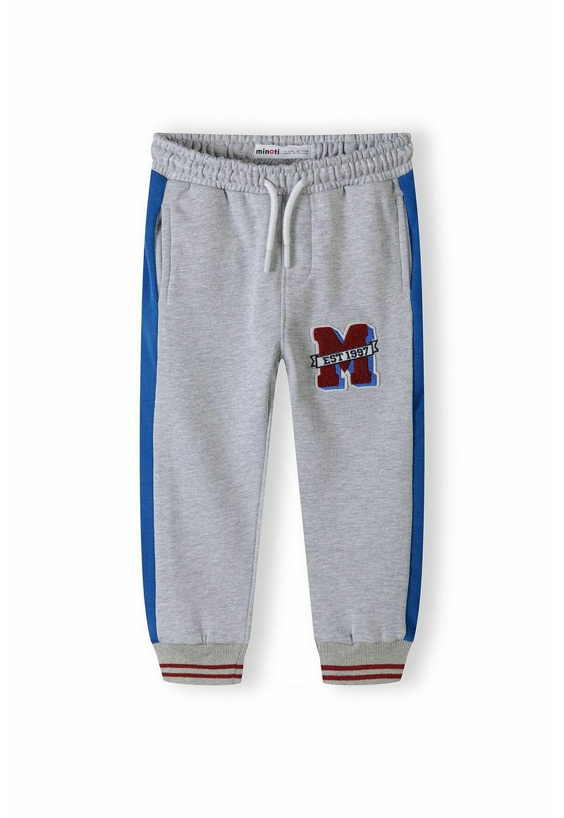 Grijze sweatpants met blauwe zijkanten en rode accenten. Voorzien van een geborduurd "M"-label en een elastische tailleband met trekkoord.
