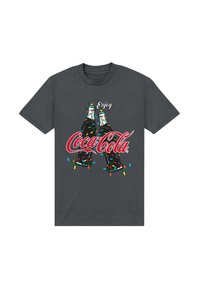 Šedé tričko s motivem dvou lahví Coca-Coly ozdobených světly a bublinkami, s nápisem "Enjoy Coca-Cola" v červené a bílé barvě.