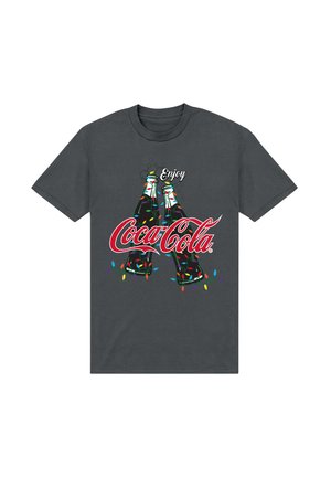 Grå t-shirt med to Coca-Cola flasker, der har dekorative lys og bobler, samt teksten "Enjoy Coca-Cola" i rød og hvid.