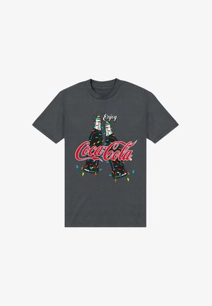 Graues T-Shirt mit zwei Coca-Cola-Flaschen, die mit dekorativen Lichtern und Blasen verziert sind, und dem Text "Genießen Sie Coca-Cola" in Rot und Weiß.