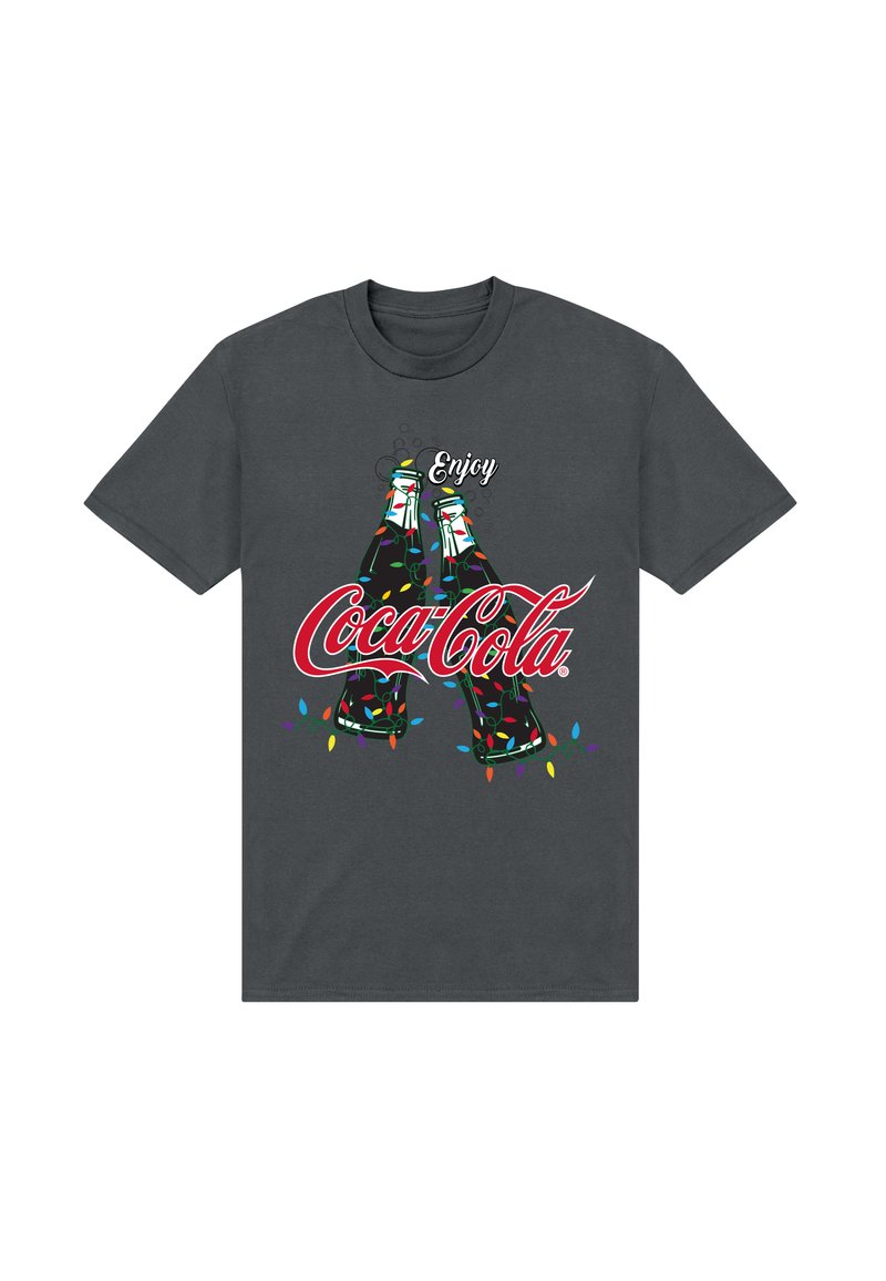 Šedé tričko s motivem dvou lahví Coca-Coly ozdobených světly a bublinkami, s nápisem "Enjoy Coca-Cola" v červené a bílé barvě.