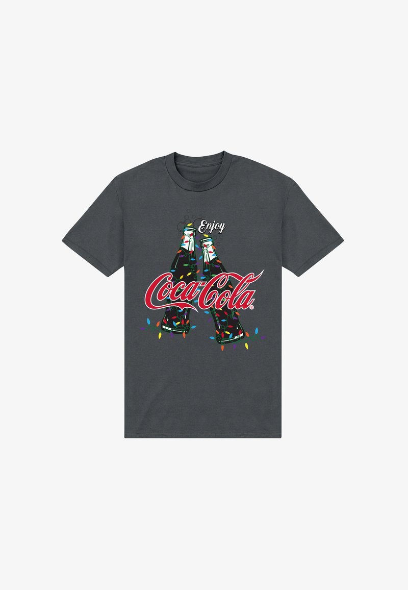 Šedé tričko s motivem dvou lahví Coca-Coly ozdobených světly a bublinkami, s nápisem "Enjoy Coca-Cola" v červené a bílé barvě.