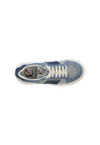 Sneaker in denim con pannelli blu chiaro e scuro, suola in gomma bianca e lacci bianchi. Tessuto blu con bordi sfilacciati e dettagli di branding.