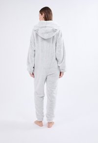 Mono de felpa gris con capucha, mangas largas y puños elásticos, que presenta un tejido suave y texturizado. La vista trasera muestra un ajuste relajado.