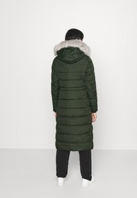 Długa zielona puchowa kurtka z kapturem, z odpinanym jasnoszarym futrzanym obszyciem, teksturowaną powierzchnią i poziomymi przeszyciami.