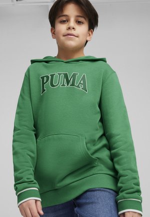Felpa verde con tasca a canguro frontale, caratterizzata dal logo "PUMA" bianco. Polsini e orlo a coste con accenti bianchi. Materiale morbido e vestibilità casual.