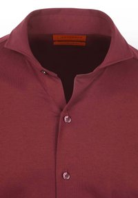 Bordeaux katoenen blend overhemd met een gespreide kraag, een gedeeltelijke knoopsluiting met twee knopen en een gladde, zachte textuur.