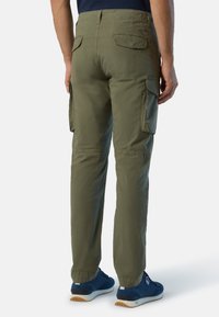 Pantaloni cargo verde oliva con una vestibilità regolare, dotati di tasche laterali e tasche posteriori a toppa. Realizzati in tessuto leggero con una texture liscia.