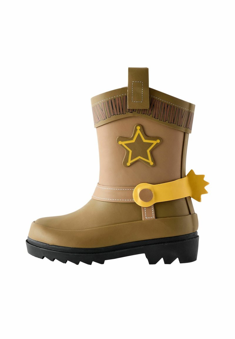 Botte en caoutchouc marron pour enfant avec un dessus texturé, un accent en forme d'étoile jaune et une boucle de ceinture de style Western. Semelle noire avec crampons.