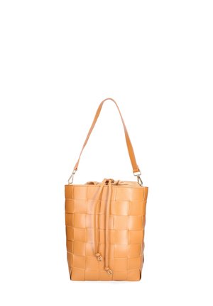 Borsa a secchiello in pelle intrecciata color terra, con chiusura a coulisse e una singola tracolla, caratterizzata da una texture liscia e dettagli di cucitura sottili.