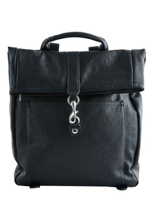 Sort læderrygsæk med topgreb, forreste lynlåslomme og sølvspænde på en fold-over klap.