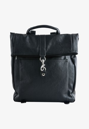 Sort læderrygsæk med topgreb, forreste lynlåslomme og sølvspænde på en fold-over klap.