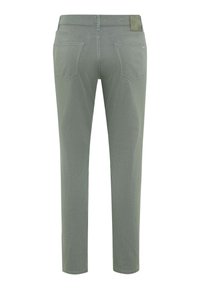 Schmale Hosen aus hellgrünem Stoff, mit einem normalen Bund, Gesäßtaschen und kontrastierenden Nähdetails.