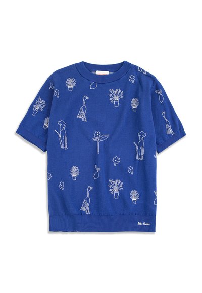 Niebieski krótki sweter z dzianiny z białymi konturami wzorów psów, ptaków, doniczkowych roślin, kwiatów i liści rozmieszczonych na całej tkaninie.