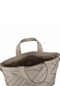 Helle beige Tragetasche mit gewebtem Design, zwei oberen Griffen und einem geräumigen Innenraum mit einer Reißverschlusstasche. Glatte Textur und gestickte Akzente.