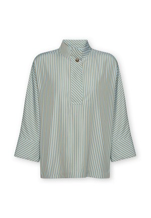 Løs bluse med vertikale lyseblå og beige striber, brede 3/4-ærmer, en stående krave og en enkelt knapdetalje foran.