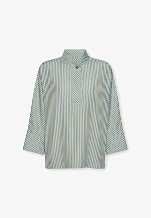 Weit geschnittene Bluse mit vertikalen hellblauen und beigen Streifen, weiten 3/4-Ärmeln, Stehkragen und einem einzelnen vorderen Knopfdetail.