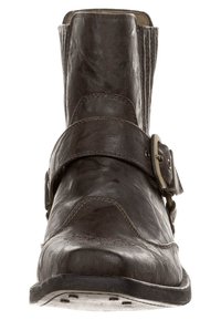 Brun läderankelsko med rundad tå, sidobanddetalj och strukturerad yta. Stabil sula med synligt mönster.