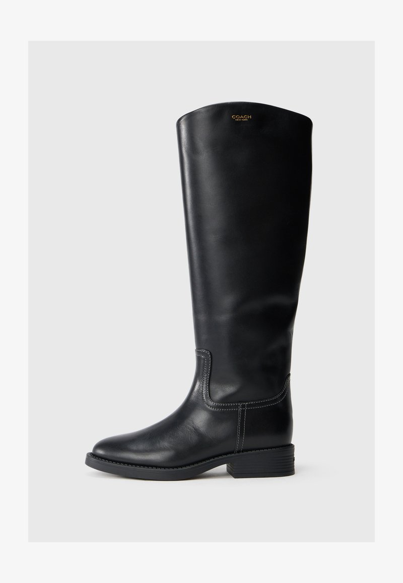 Bota alta de cuero negra con un acabado suave, puntera redonda, detalles de costura y un tacón bajo en bloque; logo en la parte superior.