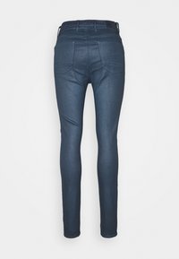 Jeans skinny de mezclilla azul oscuro con una textura suave, cintura alta y dos bolsillos traseros. Presenta un acabado limpio y un diseño ajustado.