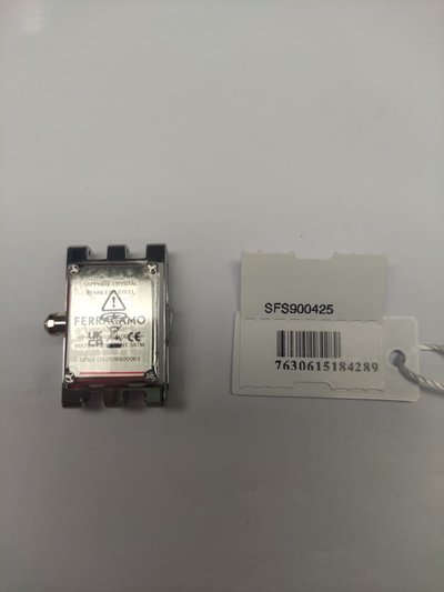 Roostevaba terasest kellakorpus läikiva hõbedase viimistlusega, millel on safiirklaas. Sisaldab valget sildi koos triipkoodiga.