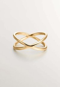 Anillo de oro con un diseño de banda abierta entrelazada. La superficie lisa y brillante con bordes redondeados crea un aspecto minimalista.