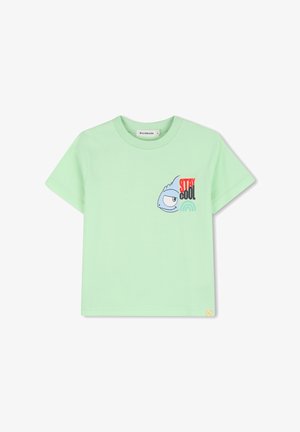 Groen katoenen T-shirt met korte mouwen, ronde hals en een cartoon haai-illustratie op de voorkant. Tekst "STAY COOL" in rood en zwart.