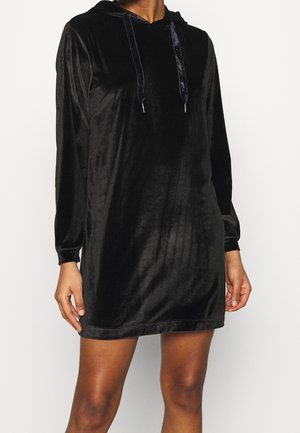 Robe à capuche en velours noir avec des manches longues, cordons de serrage ajustables et une coupe décontractée, présentant une texture lisse et douce.
