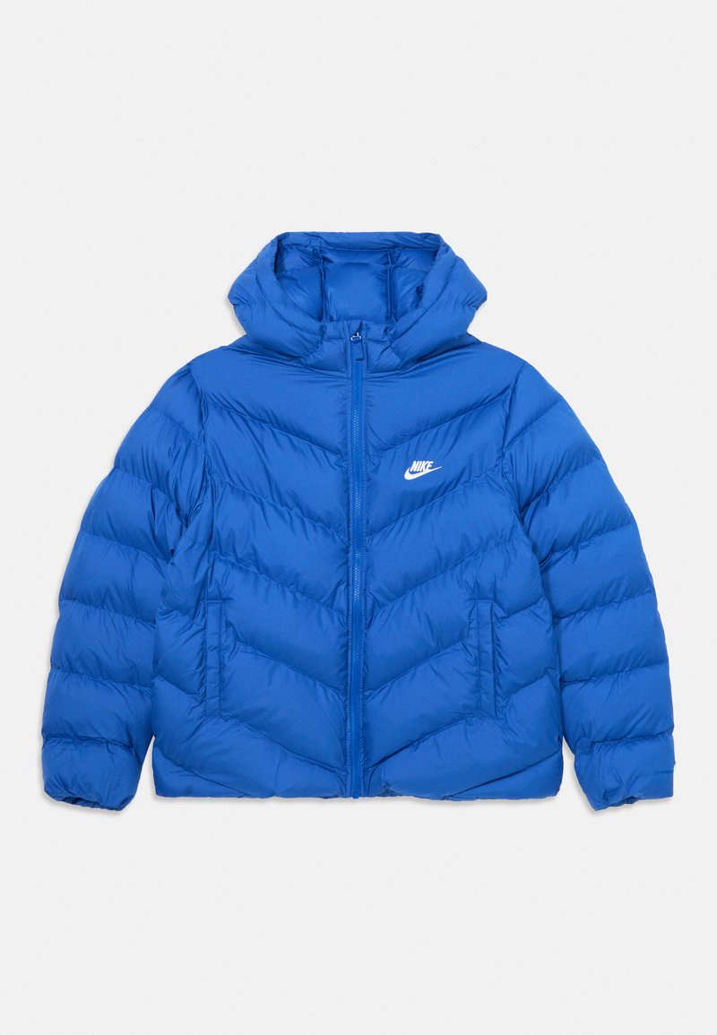 Casaco puffer azul com capuz, apresentando um fecho frontal, punhos elásticos e um logotipo branco no peito esquerdo. O design acolchoado acrescenta textura.