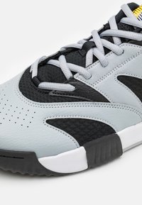 Nike Performance COURT LITE 4 - Teniso bateliai molio dangos kortams - black/laser orange/wolf grey/white