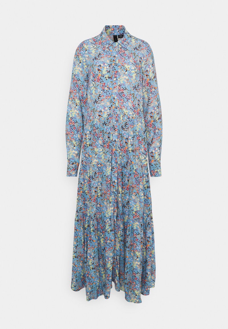 Dlouhá modrá květinová šaty s dlouhými rukávy, límcem a zapínáním na knoflíky vpředu, s volně splývající, vrstvenou sukní.