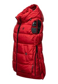 Gilet matelassé rouge avec un col haut, fermeture éclair et deux poches latérales. Présente un motif matelassé horizontal et des accents noirs sur les côtés.