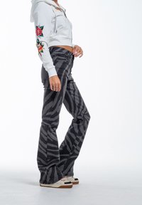 Ed Hardy FLAMING TIGER  - Vaqueros a campana - black
