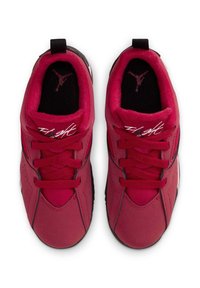 Scarpe sportive rosse con una texture liscia, dotate di chiusura con lacci, collare imbottito e suola nera a contrasto. Logo sulla soletta e sulla linguetta.