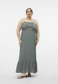 Vero Moda Curve SINA LANGES - Vestito lungo - laurel wreath