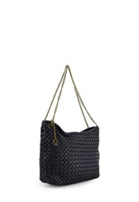 Sort vævet læderhandbag med en guld kædestres, buet top og en vedhæng med et logo. Tekstureret overflade med detaljeret håndværk.